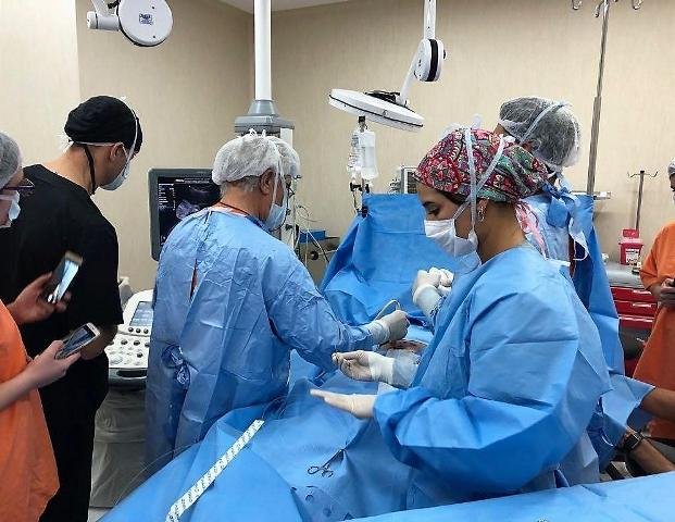 Primera cirugía con láser en una mujer con embarazo gemelar de alto riesgo