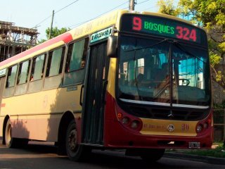 Paro de colectivos: cuatro líneas no funcionan tras la agresión a un chofer
