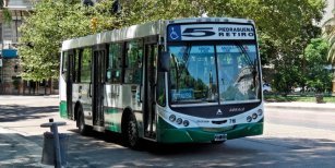 Un automovilista baleó a un colectivo de la línea 5 en Caballito en una pelea de tránsito