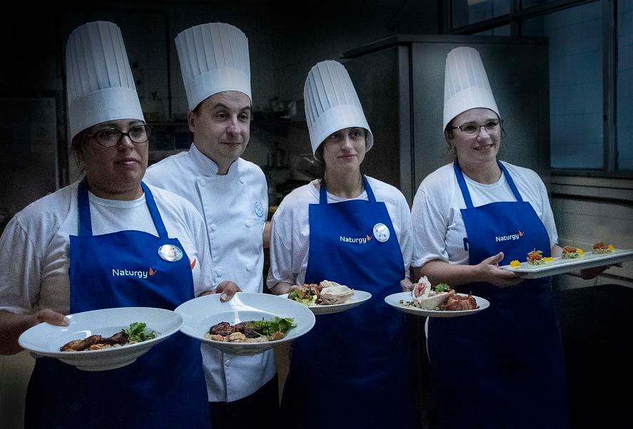 -Una alumna de la Escuela de Gastronomía municipal participó de un concurso de cocina en el Hotel Sheraton