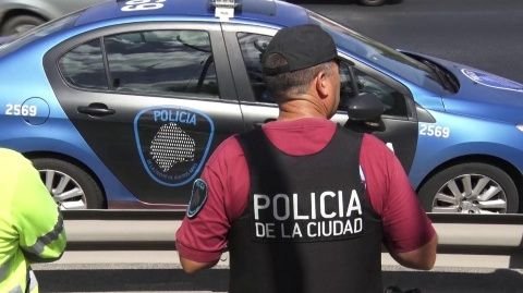 Sorprendió a su mujer con otro, mató al amante y luego la violó