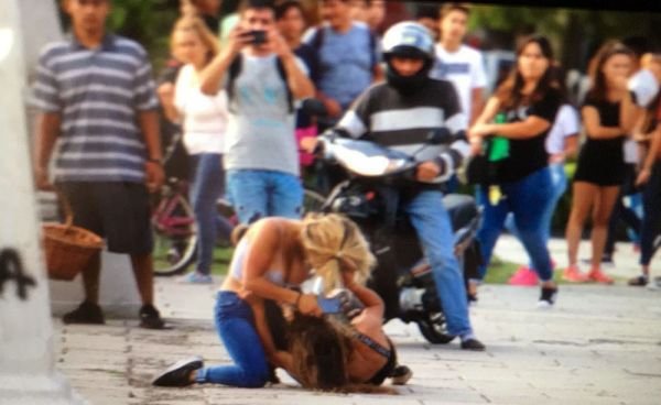 Lamentable: Batalla campal en pleno centro de La Plata terminó con dos heridos