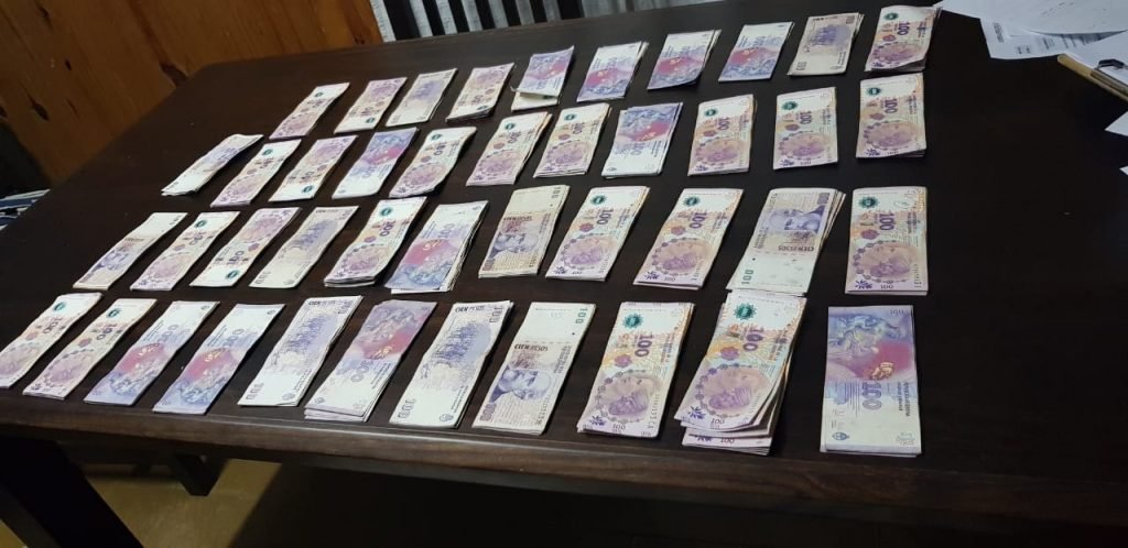 Lo alojó en su casa y le hurtó $ 85.000