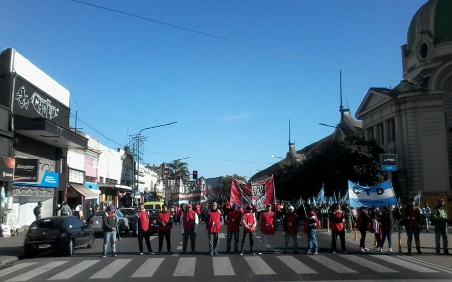 Martes de piquetes en La Plata: hay seis cortes en accesos importantes en toda la ciudad