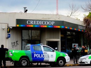 La Plata: cuatro delincuentes asaltaron un banco y se llevaron una suma millonaria