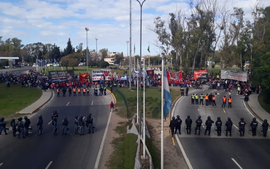 Movimientos sociales cortan el acceso a la Autopista Buenos Aires – La Plata en reclamo de empleo y salarios dignos