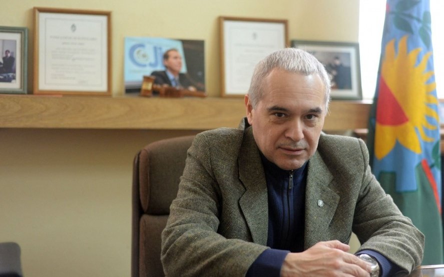 La Plata: se entregó un subcomisario acusado de liberar zonas a delincuentes