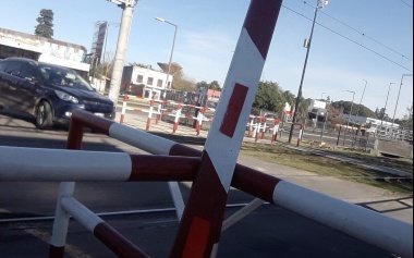 Caos de tránsito por el paro en La Plata: automovilistas rompieron barreras de los paso a niveles para avanzar