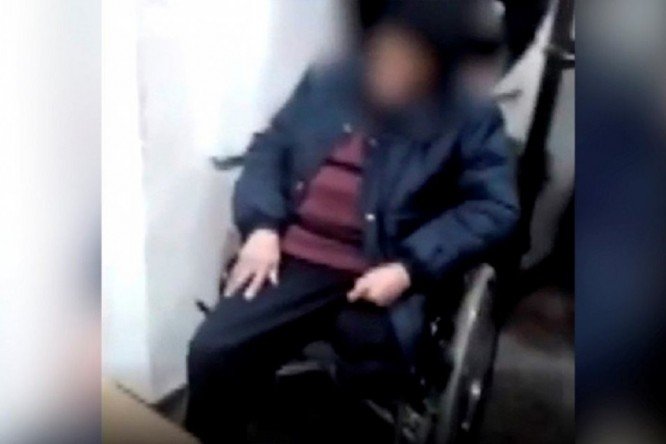 Esperó durante 5 horas en silla de ruedas que lo atiendan en una guardia y murió