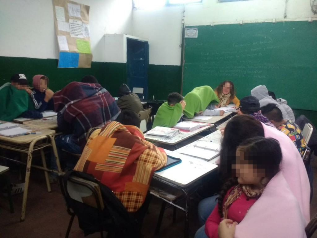Sin calefacción en escuelas de La Plata: "frazadazos", piquetes y hasta clases suspendidas