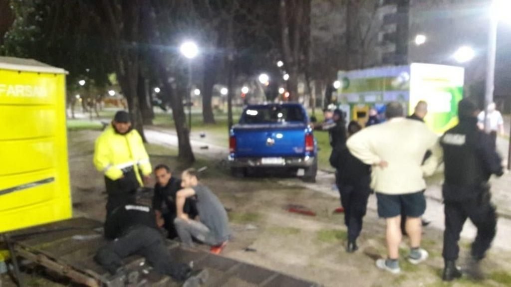 La Plata: un policía borracho se subió a una plaza y atropelló a un agente comunal