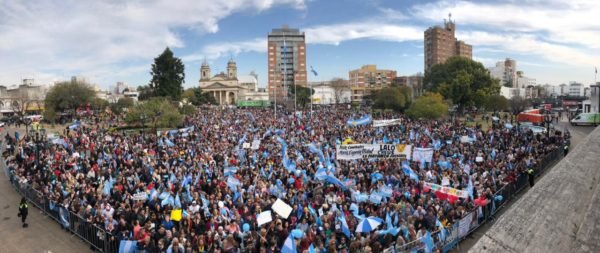Vidal se mostró emocionada ante una multitud en la Plaza de Morón: «Es el mejor regalo de cumpleaños»