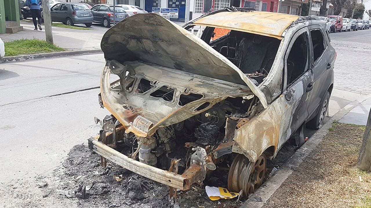 Morón: Así quedó el auto después del fuego