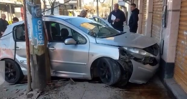 Un hombre que chocó su auto contra un poste en Castelar Sur en estado de ebriedad fue inhabilitado para conducir