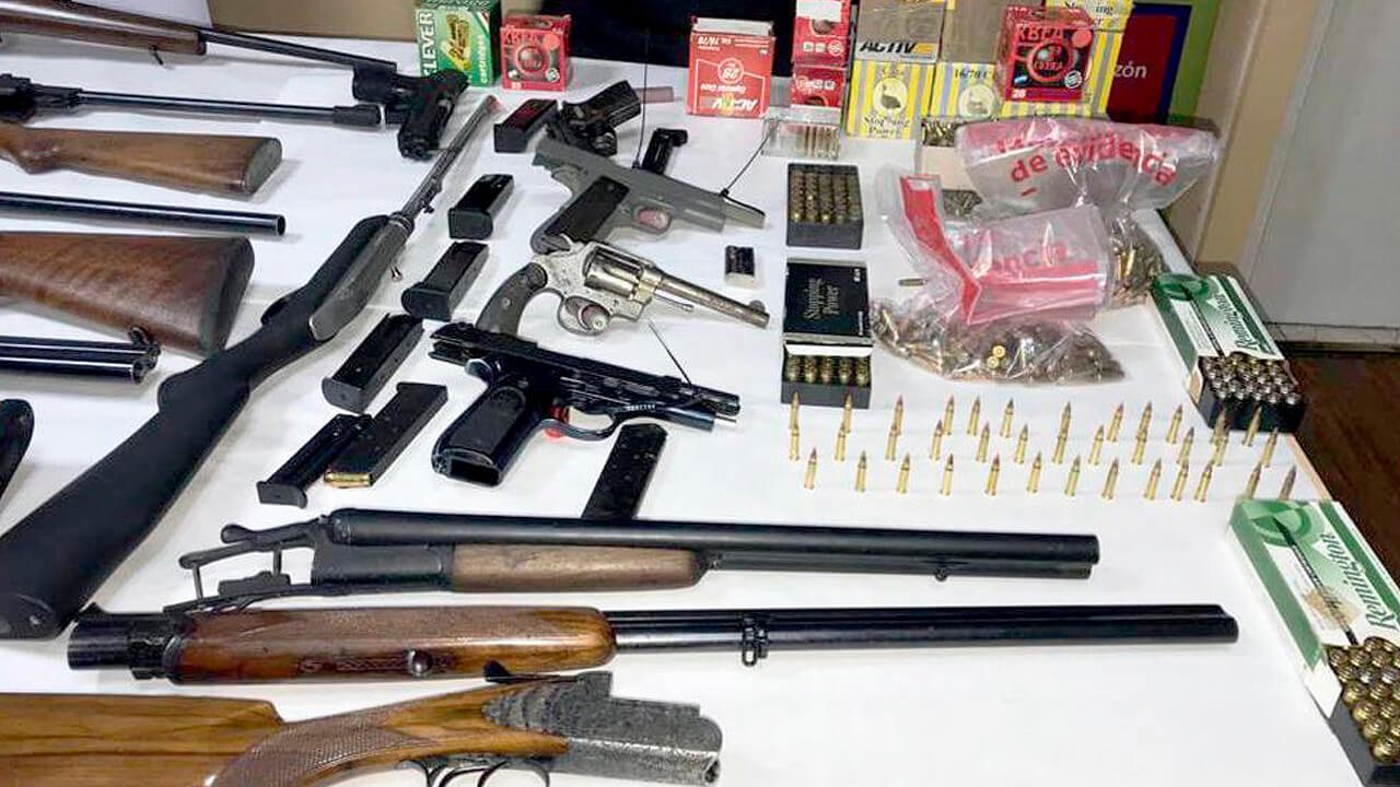Morón: Sacó un arma y le encontraron un arsenal