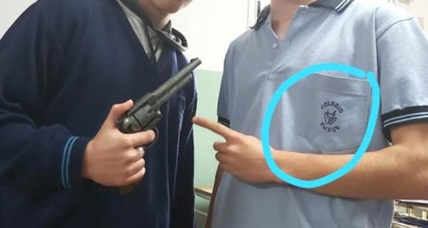 El Colegio Emaús no les renovará la matrícula a los alumnos que jugaron con un arma y le apuntaron a un profesor