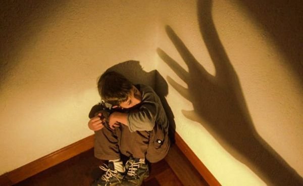 Brutal golpiza de una madre a su hijo en La Plata