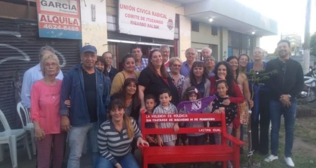 La UCR de Ituzaingó inauguró un «banco rojo» y Galassi se descargó contra el caso de Alperovich: «Es aberrante»