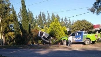 Choque, vuelco y una menor muerta en La Plata: el auto era robado