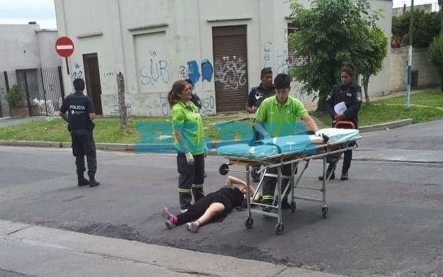 Horror e indignación en La Plata: motochorros le robaron a una mujer y la tiraron de la bicicleta