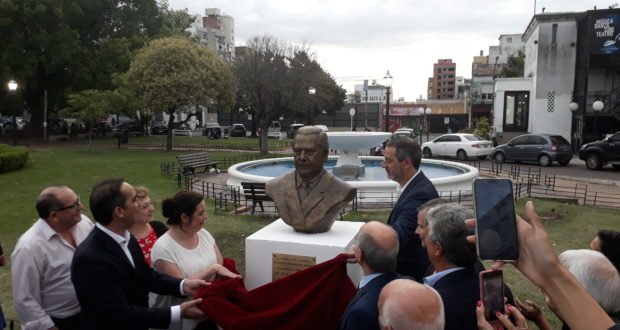 Con la presencia de Daniel Salvador, Morón rindió homenaje al padre de la Democracia, con un busto en Plaza San Martín