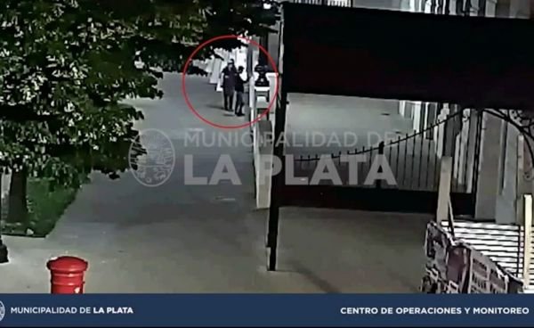 Detuvieron a tres jóvenes por vandalizar la fachada del Pasaje Dardo Rocha