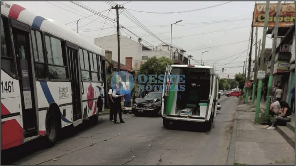 pánico, gritos y corridas en un colectivo tras fuerte choque contra dos autos