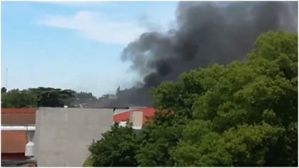 Se incendió una fábrica de pinturas en Hurlingham y evacuaron a vecinos