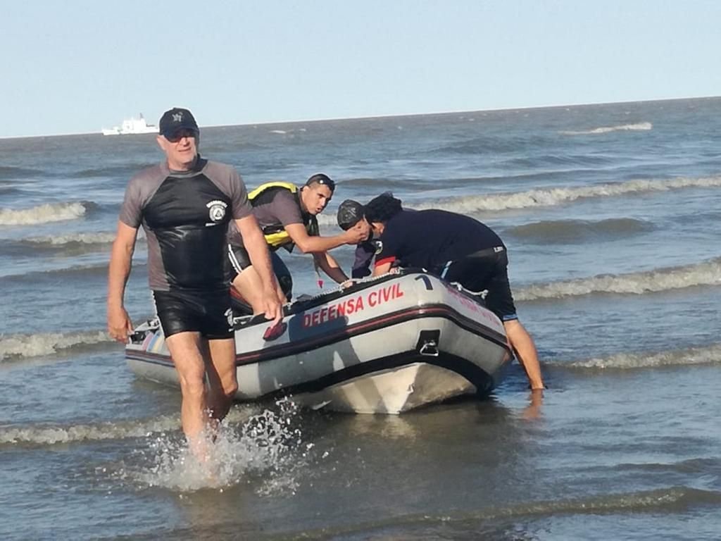 Dos de ellos eran padre e hijo. Trataban de retirar un trasmallo en un sector de alto riesgo, ya que allí desemboca un caño cloacal y se formó
