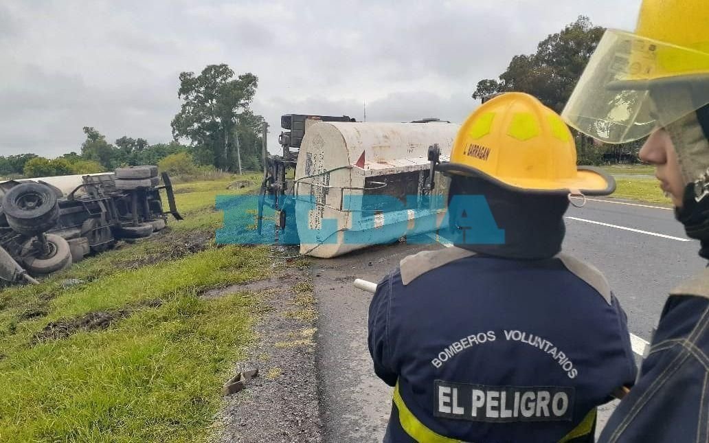 Ruta 2: un camión volcó y desparramó miles de litros de aceite de soja en La Plata