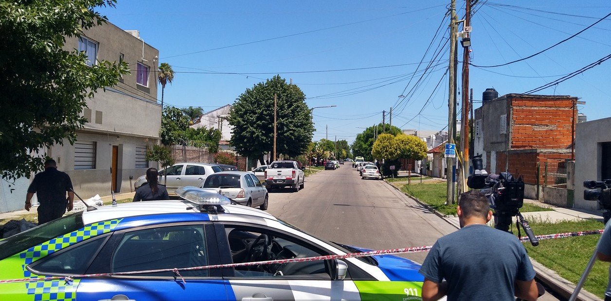 Dos motochorros asesinaron a un policía retirado de 77 años durante una entradera en La Plata