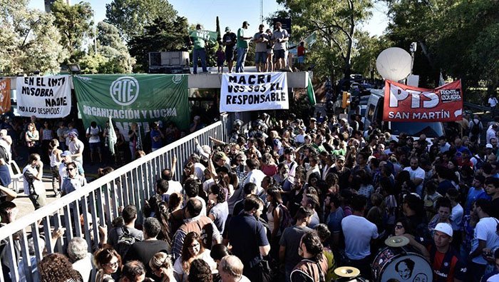 Trabajadores despedidos por Macri retornan a sus empleos en Argentina