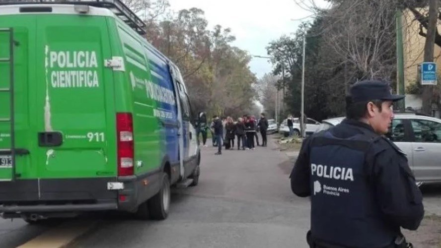 Se despertó de la siesta y encontró a la esposa ahogada en la pileta de su casa