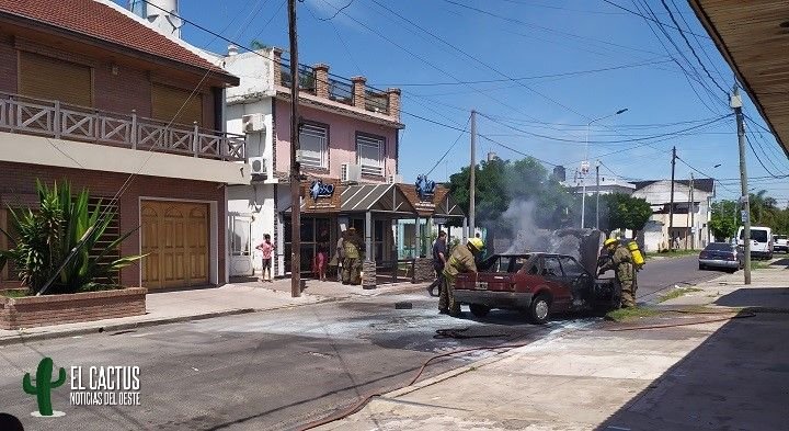 Morón: Se incendió un auto y el conductor se salió ileso de milagro