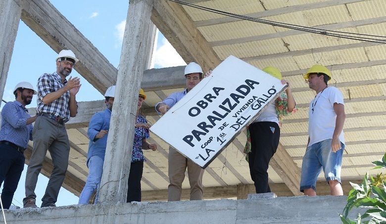 Lucas Ghi visitó obras de viviendas que habían sido paralizadas