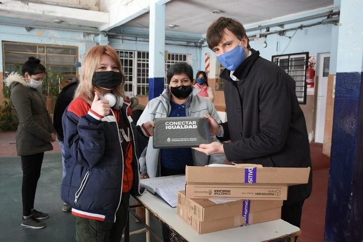 Continúa la entrega de netbooks para estudiantes de cuarto año