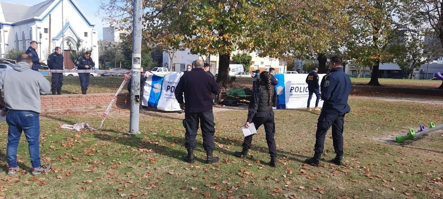 La Plata: hallan muerto a un joven en una plaza e investigan si fue un suicidio