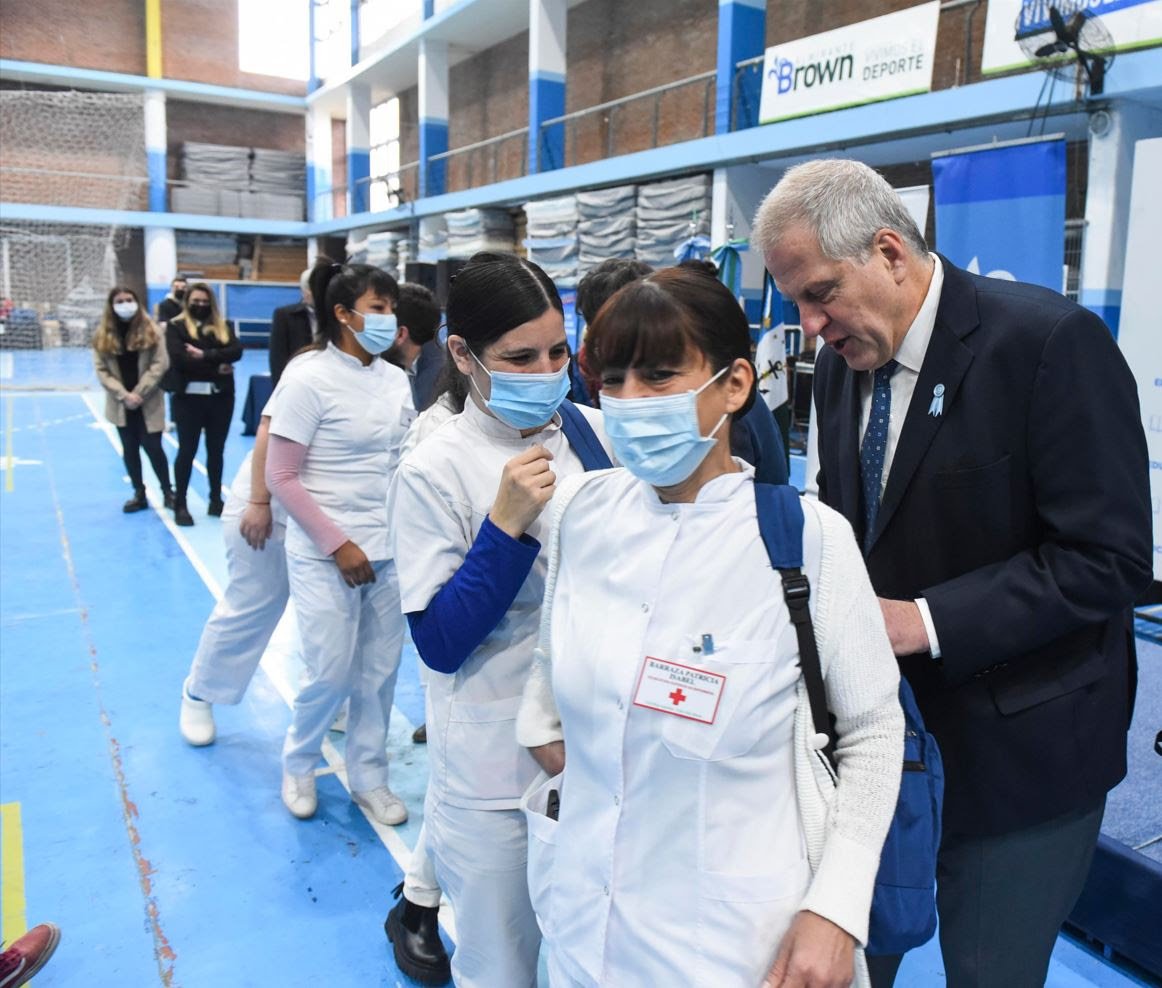 El Ministerio de Educación de la Nación entregó 18 mil mochilas técnicas a estudiantes de Enfermería de todo el país