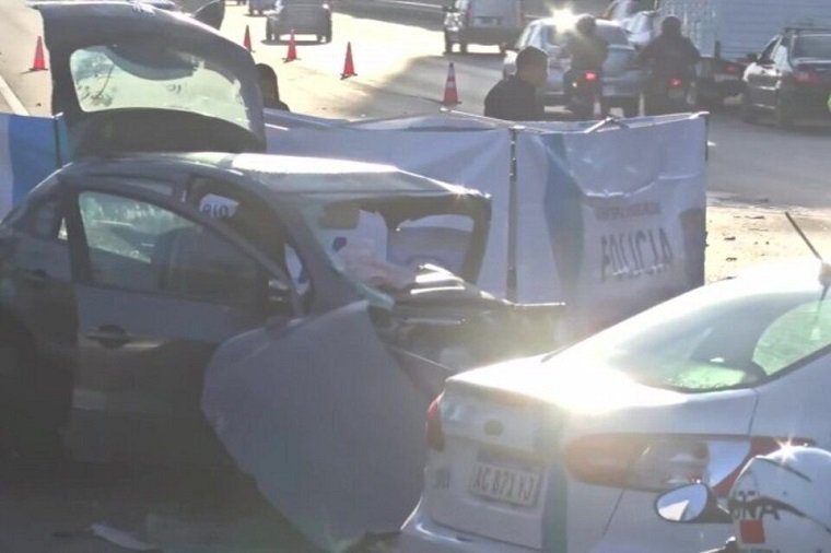 Contramano. Condujo dos kilómetros en contramano, chocó de frente contra otro auto y murió sobre el Acceso Oeste 