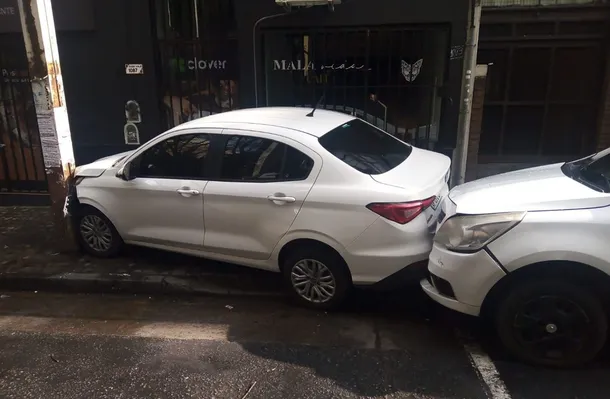 Intentaron robar un colectivo y terminaron chocando varios autos en Morón