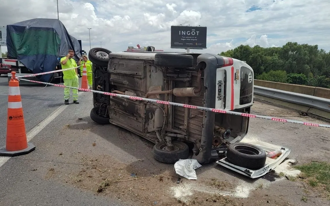 Un muerto tras un vuelco en la Autopista La Plata - Buenos Aires