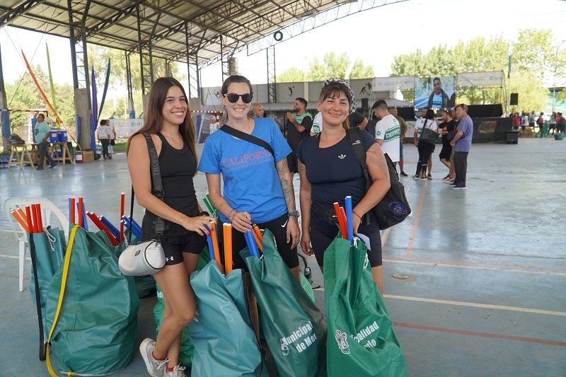 Karina Menéndez entregó 250 kits deportivos a escuelas públicas 