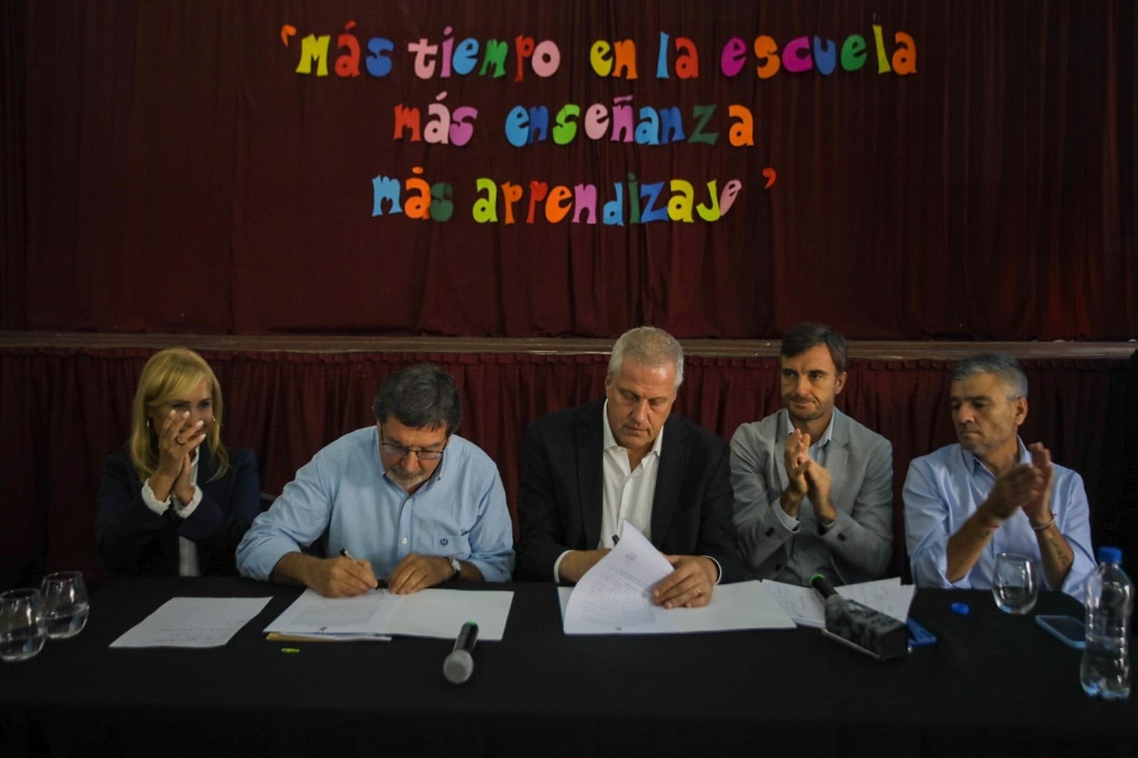Perczyk firmó convenio para que más escuelas bonaerenses incorporen una hora más de clase por día