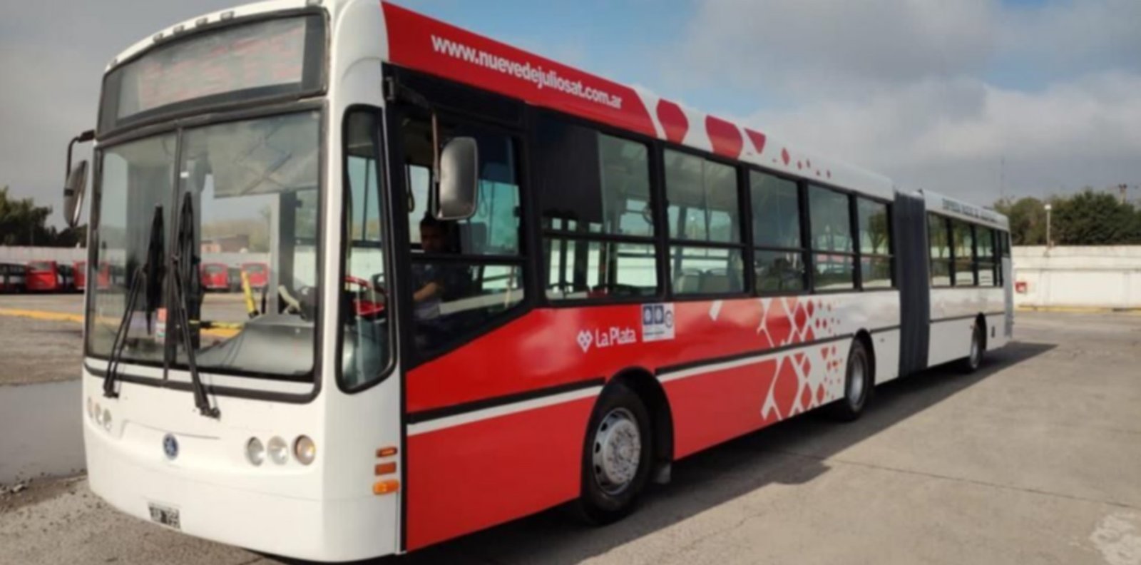 El primer micro doble de La Plata ya recorre la ciudad con un servicio clave en horas pico