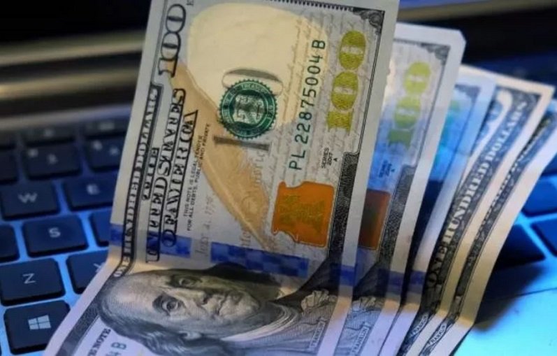 El dólar blue hoy martes 18 de abril cotiza a $ 414 para la compra.