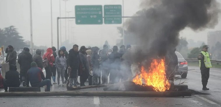 Ciudad Evita: vecinos cortaron la Autopista Ricchieri.