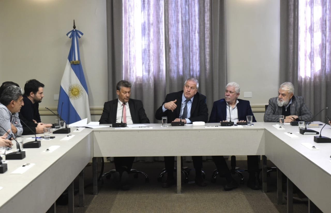 Perczyk acordó con gremios anticipar los tramos de aumento salarial de docentes y no docentes de universidades