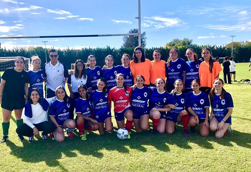 “Las futbolistas tienen tantas ganas de aprender que, al enseñarles una jugada, no paran hasta que les salga”