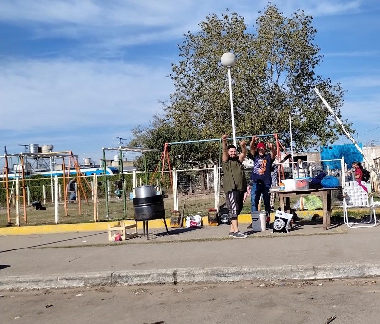 Juan Cruz López. Corazón de Azul: Una olla popular en González Catán.