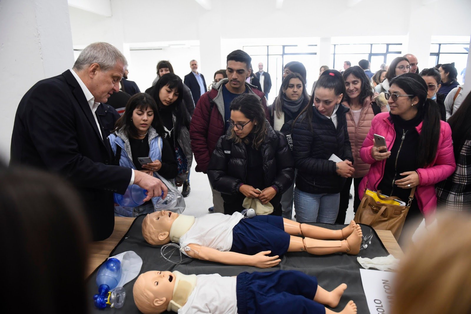 Perczyk inauguró un centro de simulación para estudiantes de enfermería de la UNAHUR